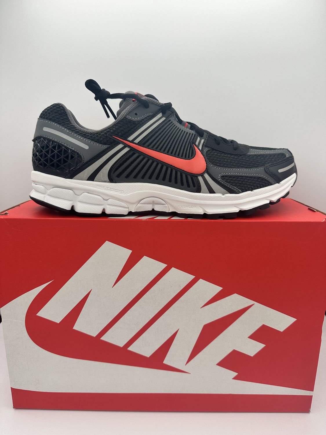 Nike Vomero 5 - Picante Red