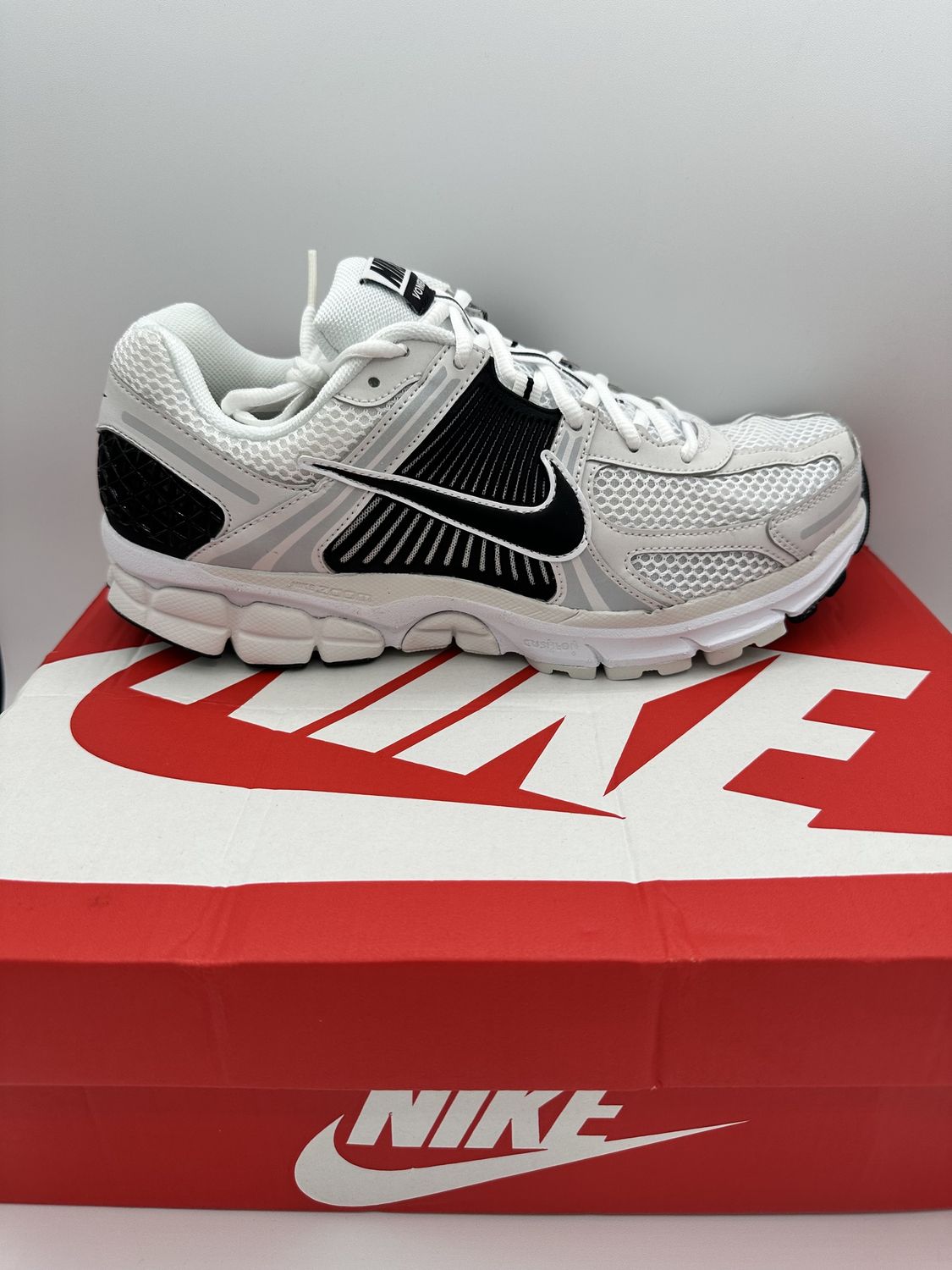 Nike Vomero 5 - White Black