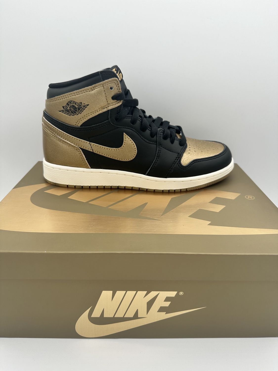 Jordan 1 High - Black Metallic Gold (GS)