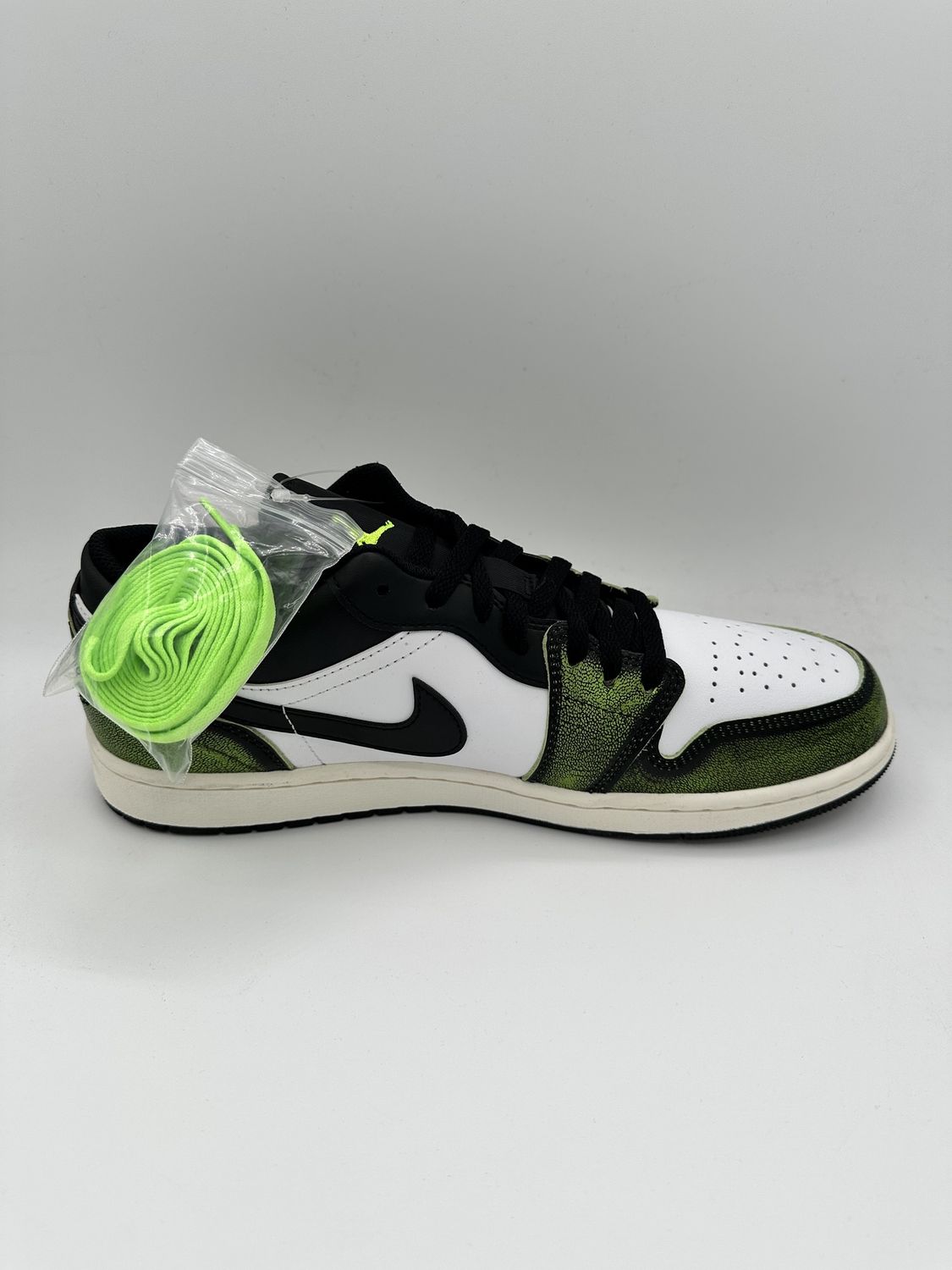 Jordan 1 Low - Wear Away (No Box)