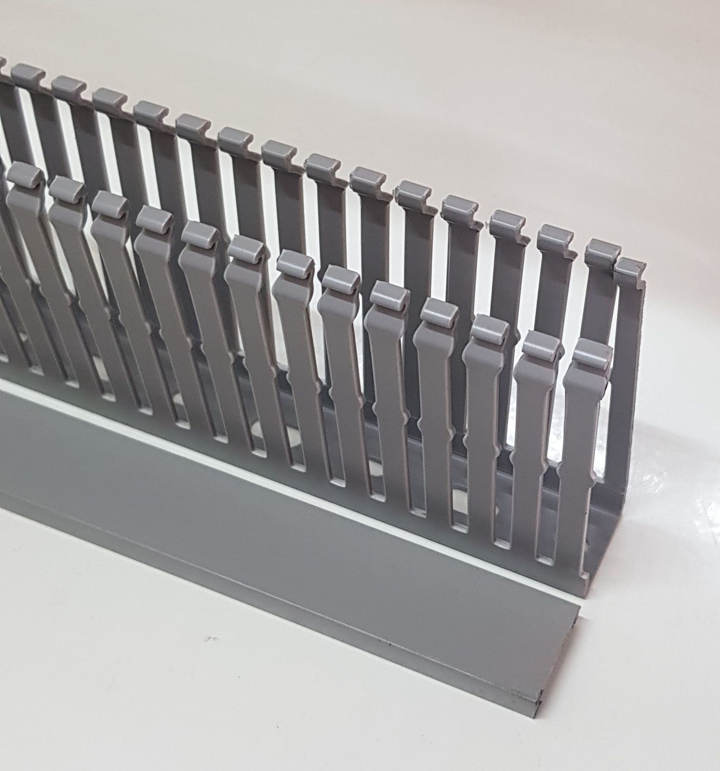 Narrow Slot 40W x 80H x 2000 Trunking