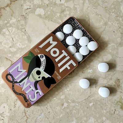 Motif Nostalgic Vibes Skull