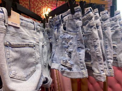 DISTRESS DENIM JEANS