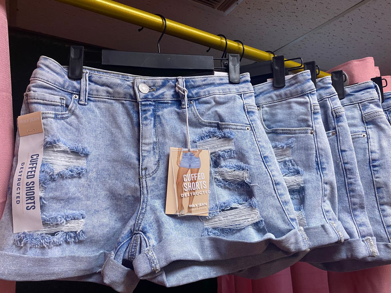 DISTRESS DENIM JEANS