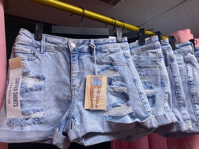 DISTRESS DENIM JEANS