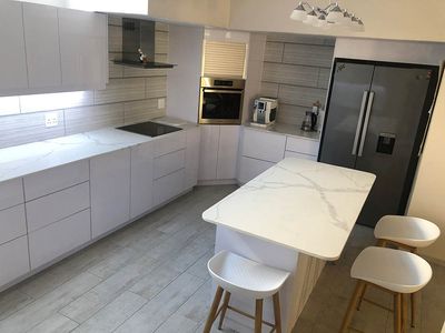 BIANCO STATUARIO - BOOK MATCH - Eezi Quartz 20mm