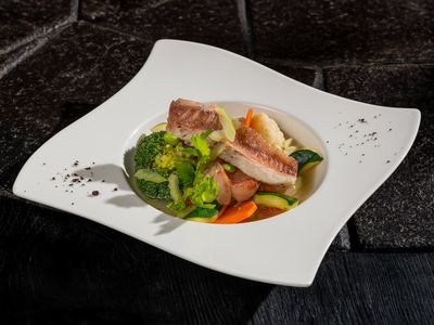 Окунь томленый с овощами в белом вине