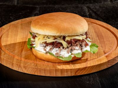 Бургер с уткой конфи, апельсиновым бальзамиком и соусом чиа