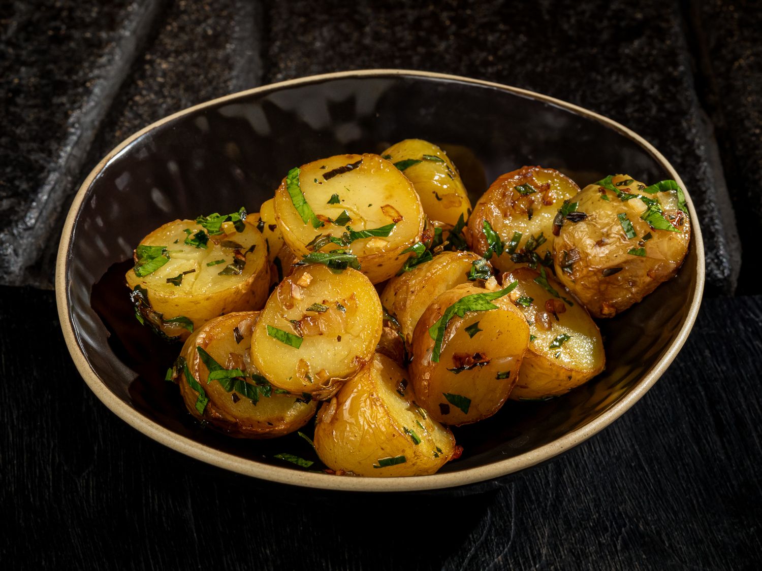 Картофель запеченный с травами и чесноком