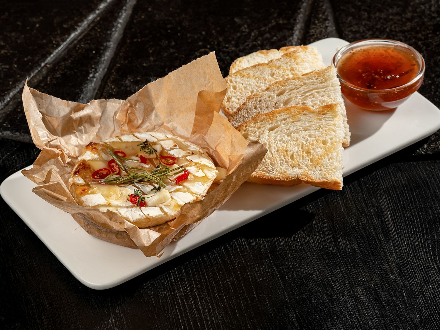 Камамбер запеченный с травами, чесноком и перцем Чили