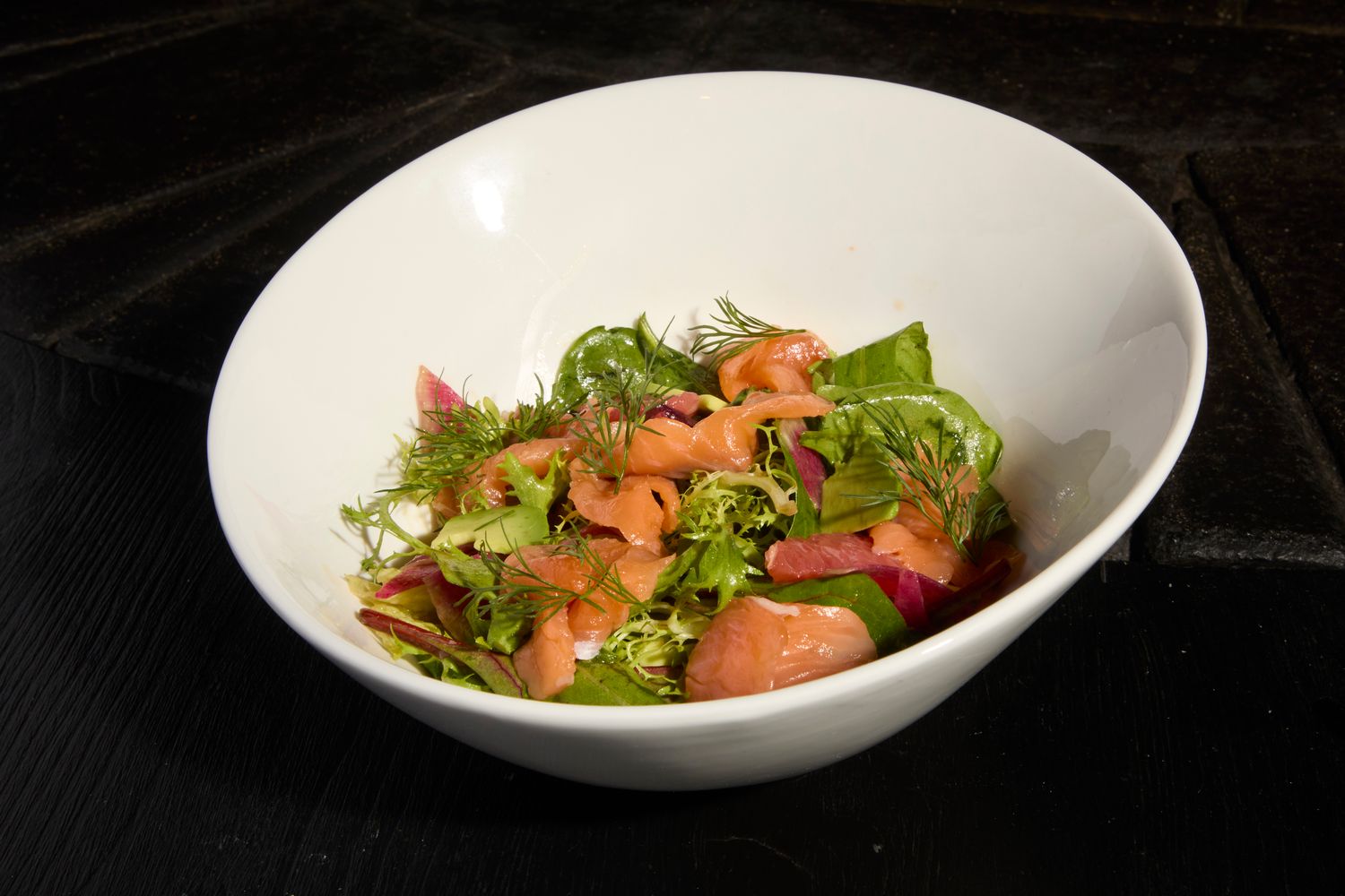 Салат с лососем гравлакс и цитрусовым соусом