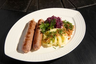 Говяжьи колбаски с пюре и тушеной капустой