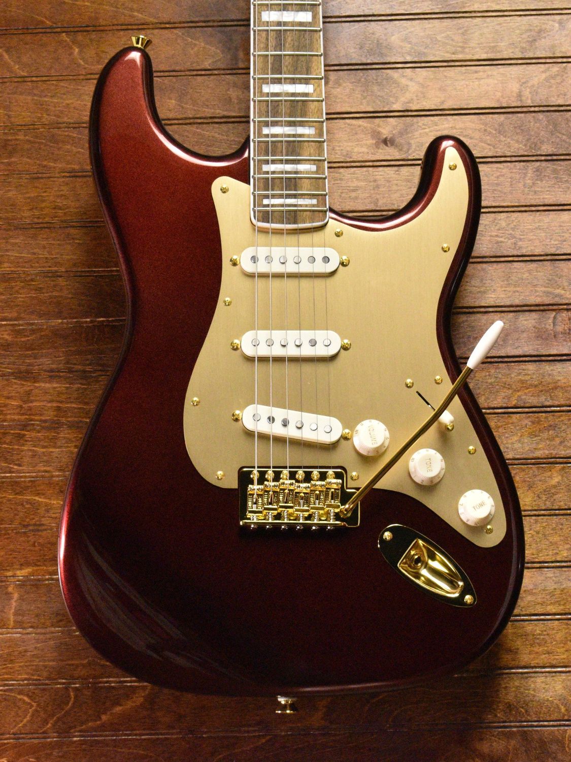 Squier 40th Anniversary Stratocaster®, Gold Edition, Laurel Fingerboard, Gold Anodized Pickguard, Sienna Sunburst