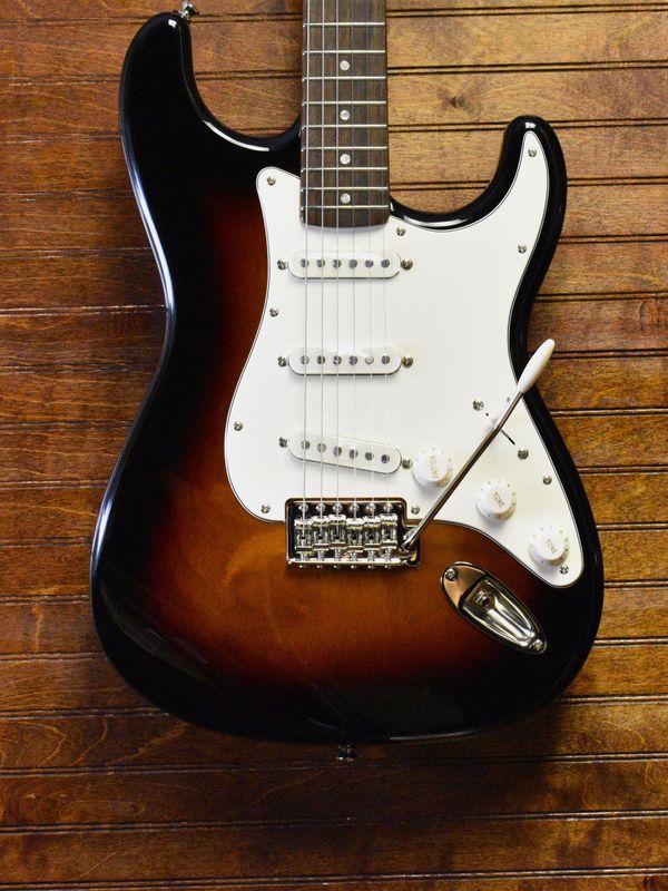 SQUIER CLASSIC VIBE 60'S STRATOCASTER 3 TONE SUNBURST