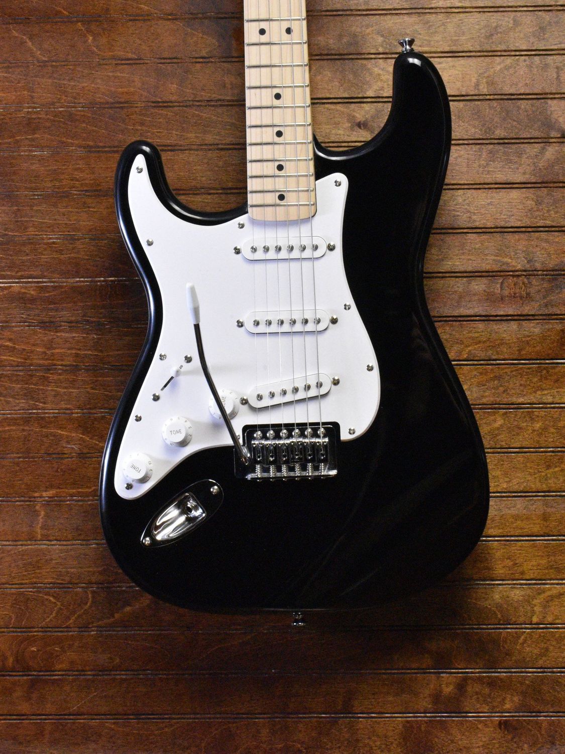 Squier Sonic® Stratocaster® Left-Handed, Maple Fingerboard, White Pickguard, Black