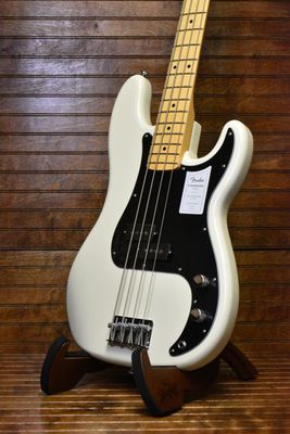 Fender Standard Precision Bass®, Maple Fingerboard, Black Pickguard, Olympic White