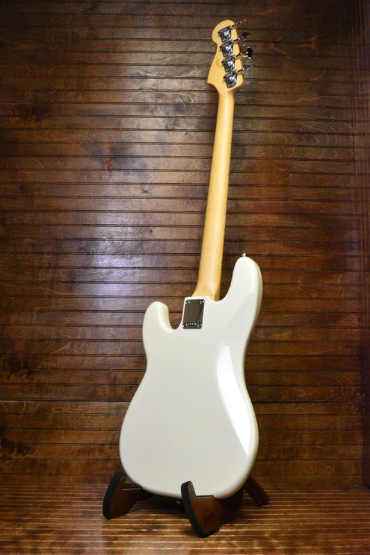 Fender Standard Precision Bass®, Maple Fingerboard, Black Pickguard, Olympic White