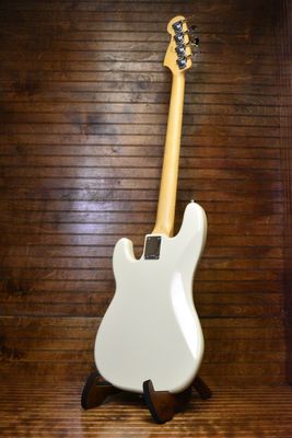 Fender Standard Precision Bass®, Maple Fingerboard, Black Pickguard, Olympic White