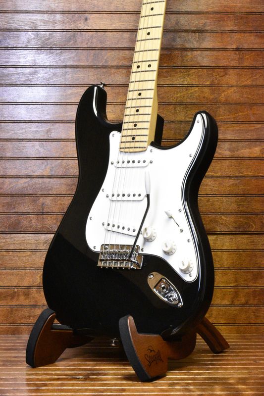 Fender  Player Stratocaster®, Maple Fingerboard, Black