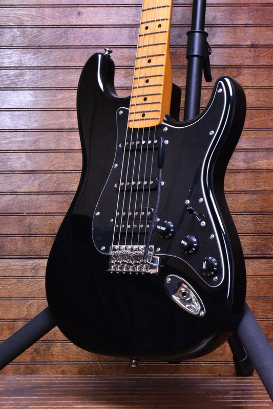 Squier Classic Vibe '70s Stratocaster® HSS, Maple Fingerboard, Black