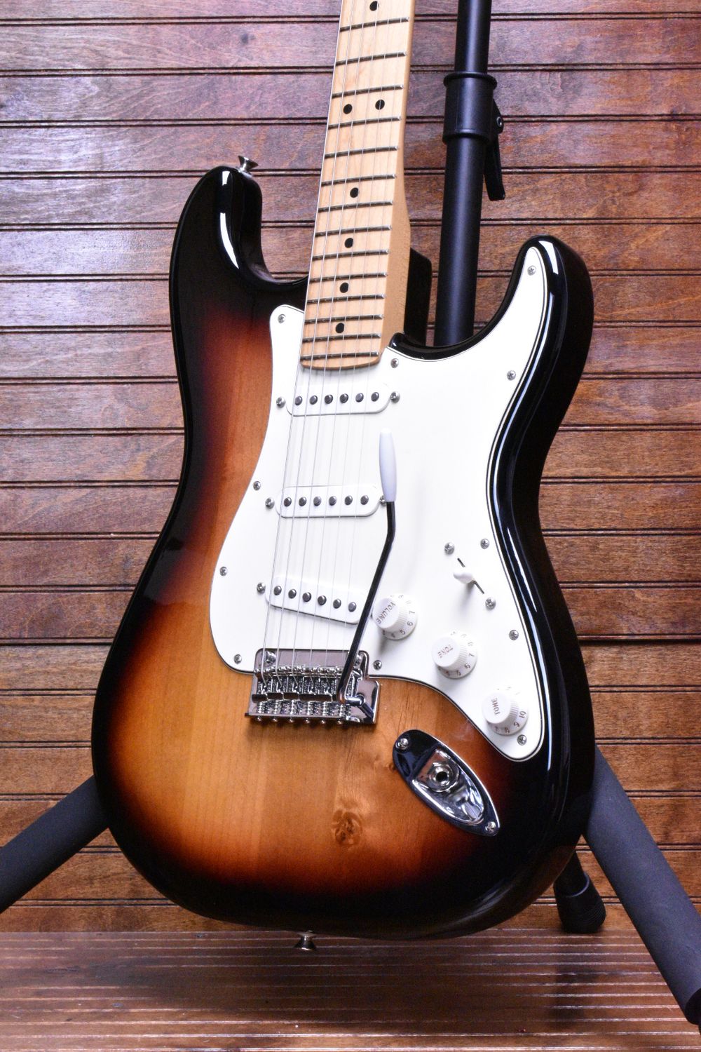 Fender Player Stratocaster®, Maple Fingerboard, 3-Color Sunburst