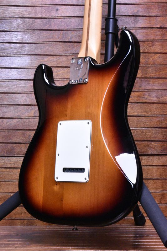 Fender Player Stratocaster®, Maple Fingerboard, 3-Color Sunburst