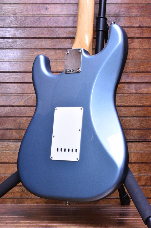 Fender Vintera® '60s Stratocaster®, Pau Ferro Fingerboard, Ice Blue Metallic