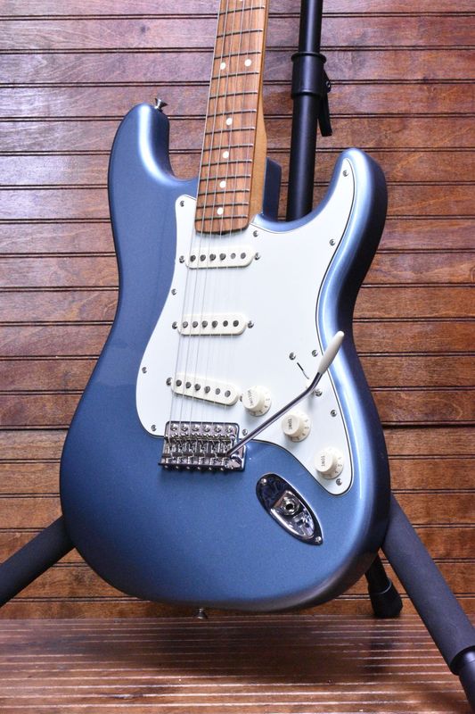Fender Vintera® '60s Stratocaster®, Pau Ferro Fingerboard, Ice Blue Metallic