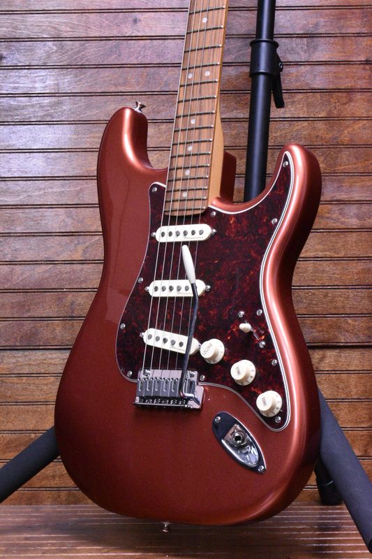 Fender Player Plus Stratocaster®, Pau Ferro Fingerboard, Aged Candy Apple Red