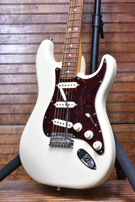 Fender American Professional II Stratocaster®, Rosewood Fingerboard, Olympic White