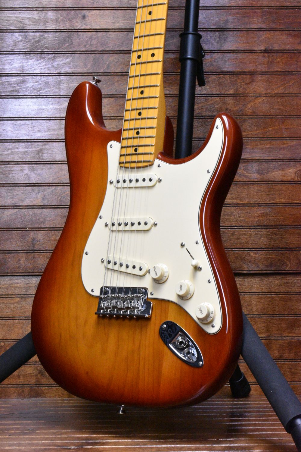Fender American Professional II Stratocaster®, Maple Fingerboard, Sienna Sunburst