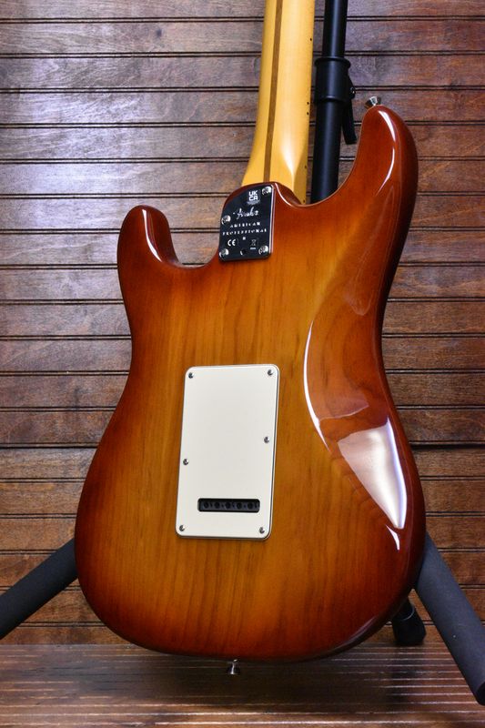 Fender American Professional II Stratocaster®, Maple Fingerboard, Sienna Sunburst