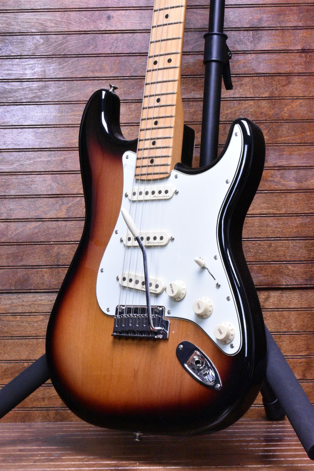 Fender Player Plus Stratocaster®, Maple Fingerboard, 3-Color Sunburst