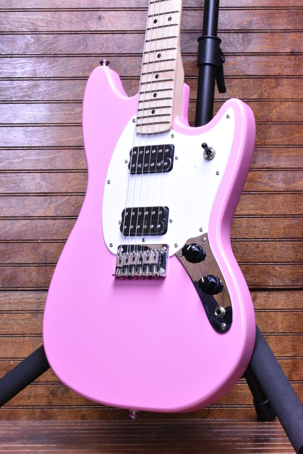 Squier Sonic® Mustang® HH, Maple Fingerboard, White Pickguard, Flash Pink