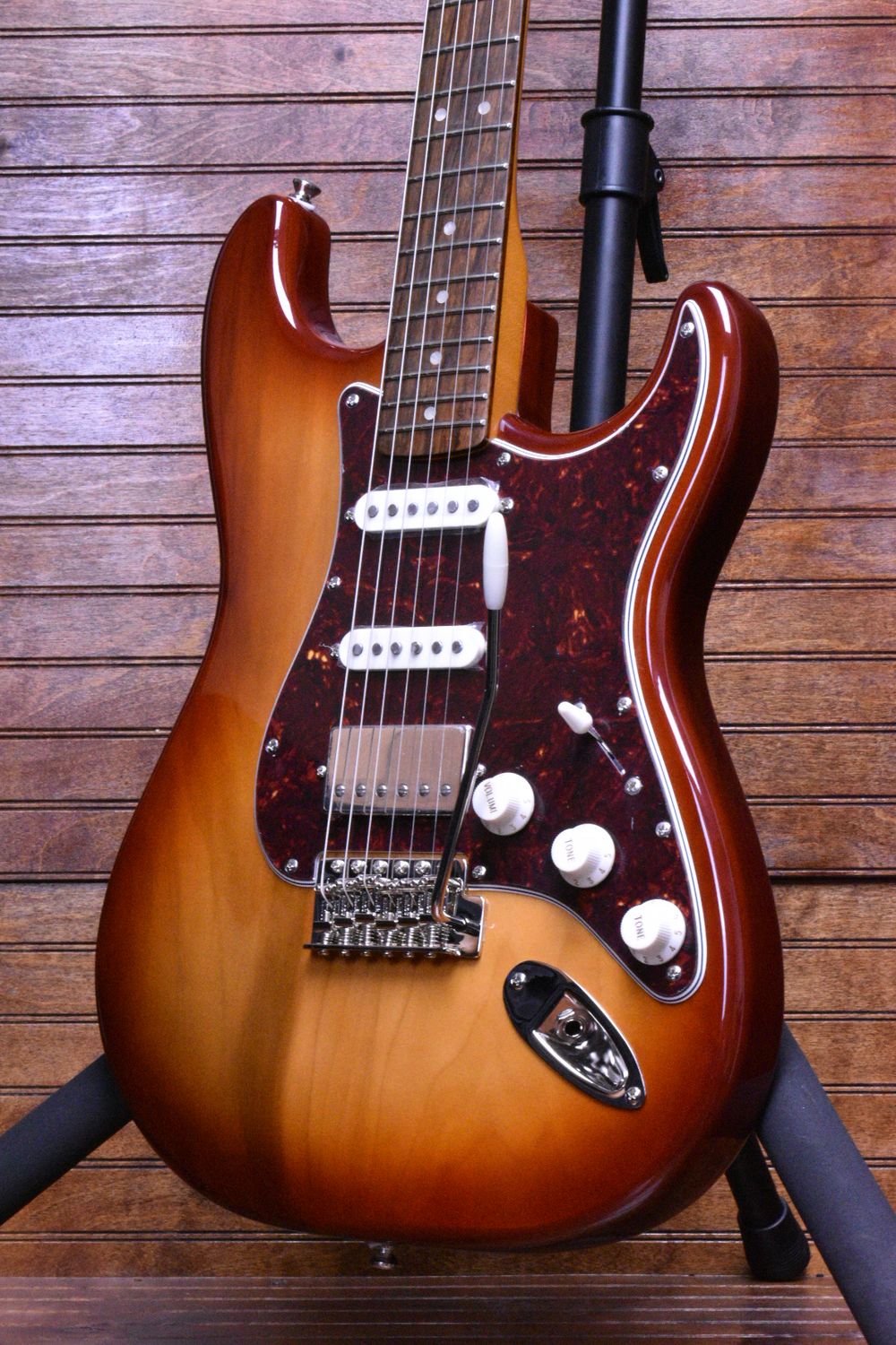 Squier  Limited Edition Classic Vibe™ '60s Stratocaster® HSS, Sienna Sunburst