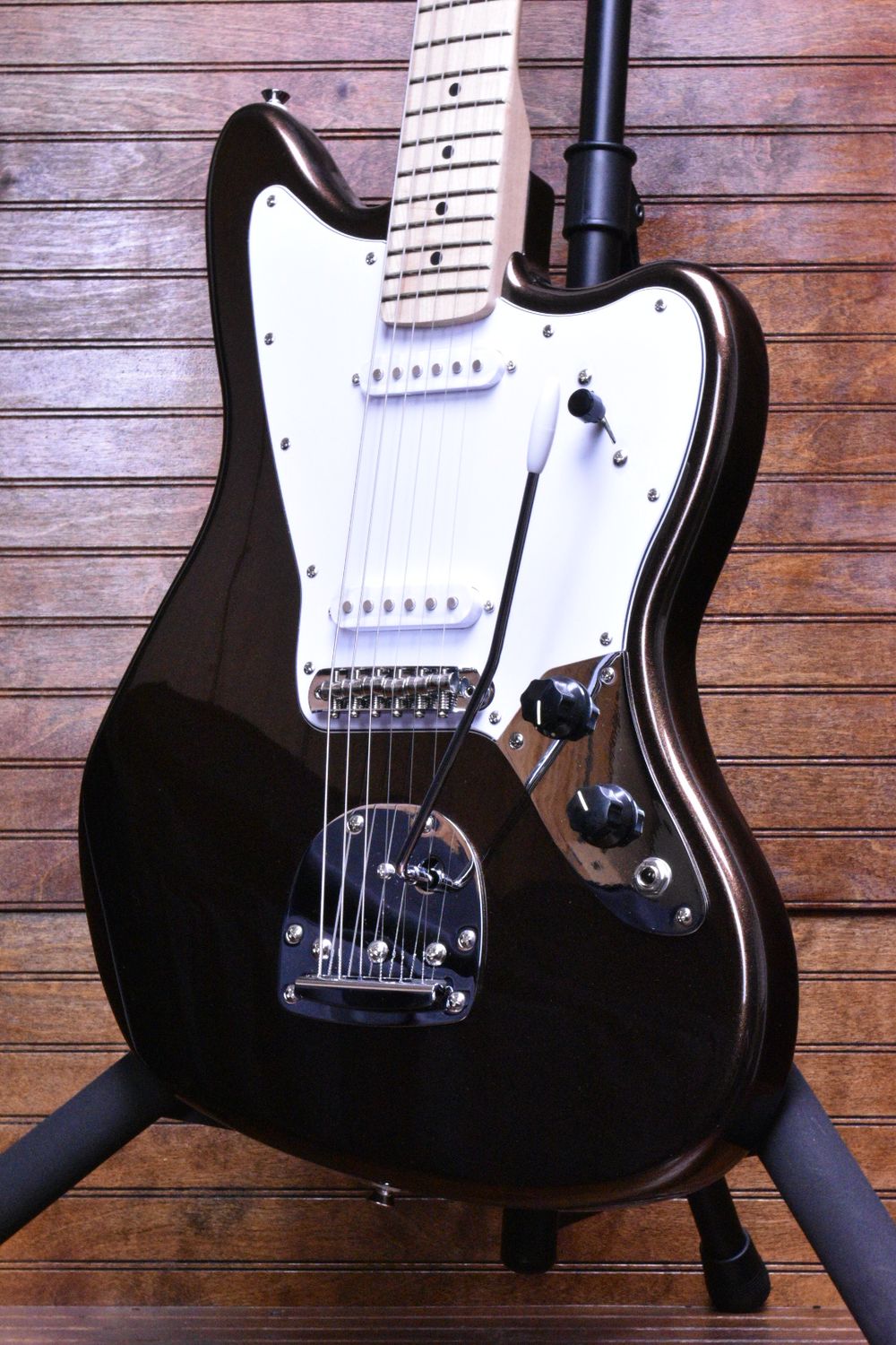 Squier Affinity Series® Jaguar®, Maple Fingerboard, White Pickguard, Mystic Metallic Brown