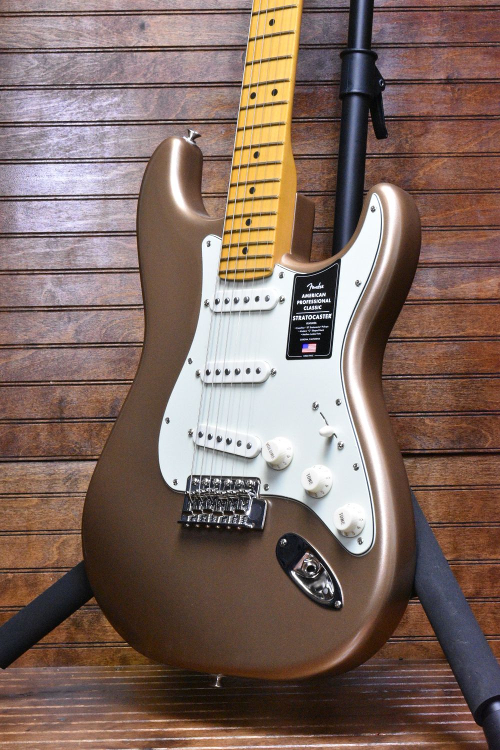 Fender American Professional Classic Stratocaster®, Maple Fingerboard, Faded Firemist Gold
