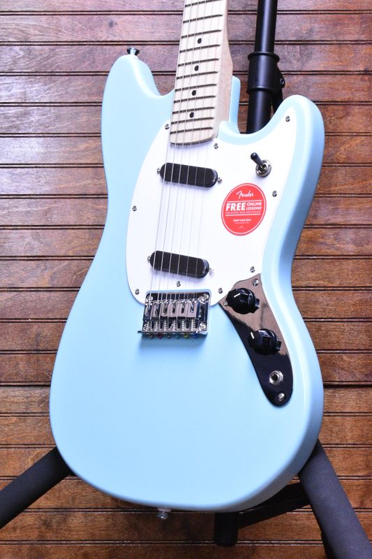 Squier Sonic® Mustang®, Maple Fingerboard, White Pickguard, Daphne Blue