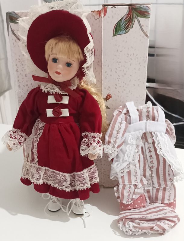 Poupée porcelaine Victorienne  boîte et tenue de rechange