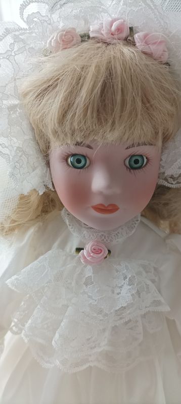 Poupée porcelaine Victorienne  tenue de mariée
