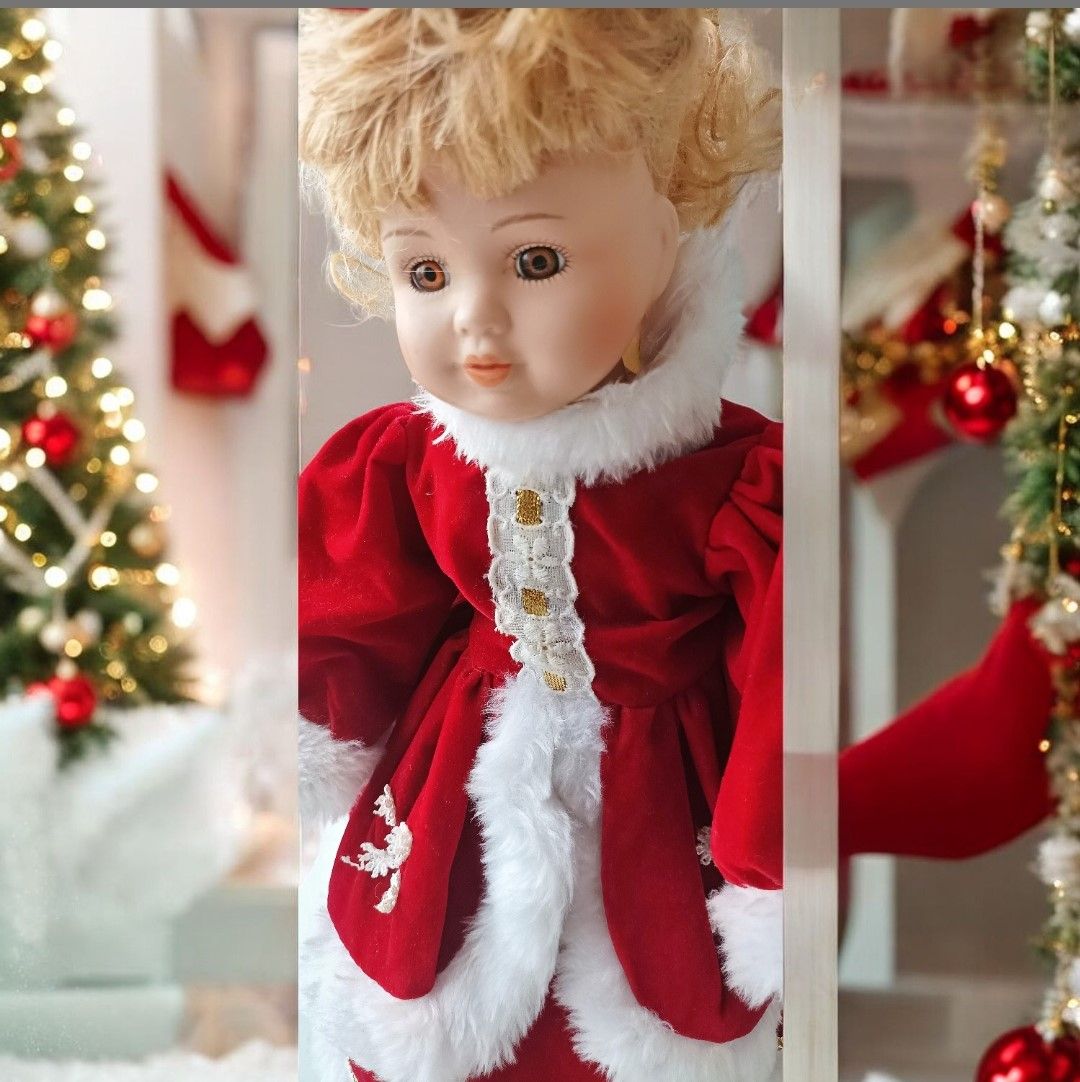 Poupée porcelaine Victorienne  tenue de mère noël