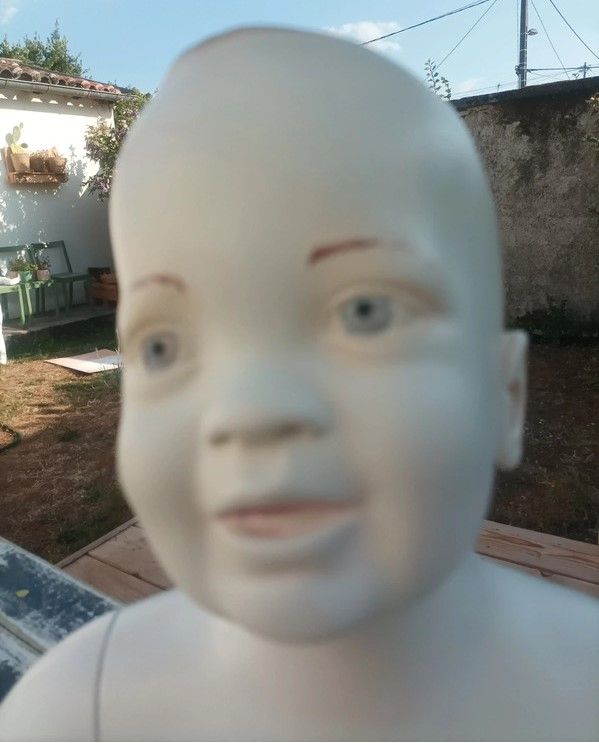 Mannequin bébé assis – fibre de verre pro robuste – 42 x 50 cm