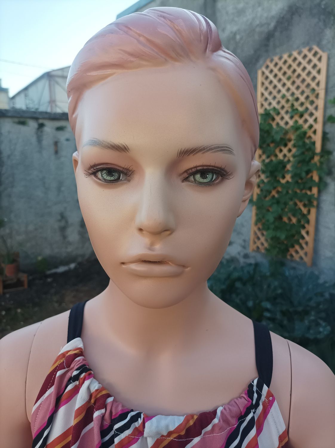 Mannequin enfant réaliste 140 cm – résine lourde