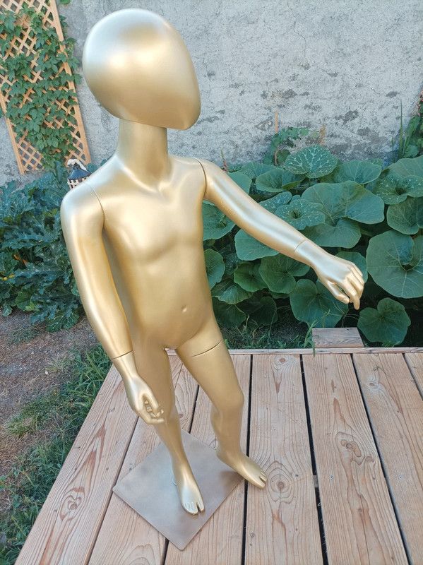 Mannequin enfant doré – 122 cm – résine dense – socle métal