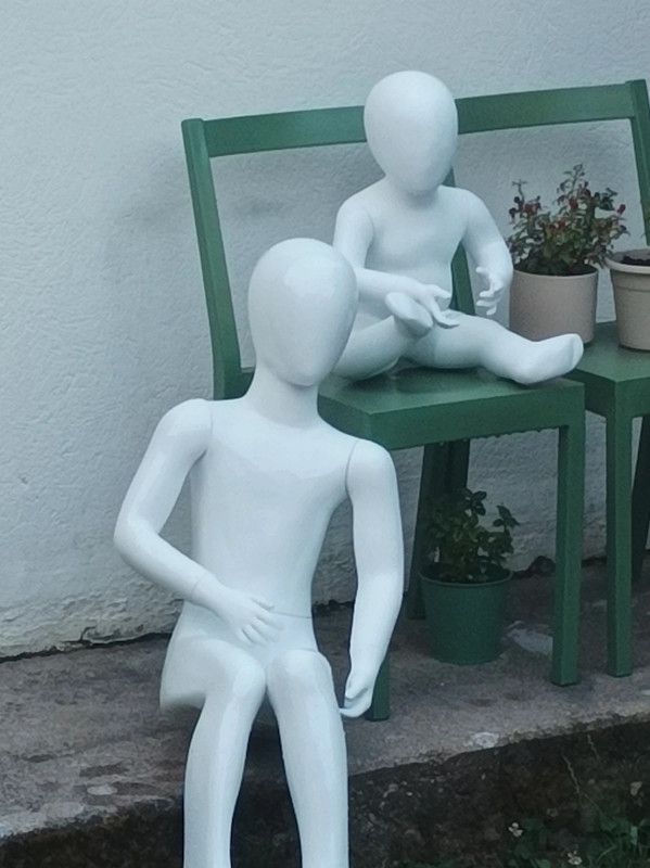 Lot 2 mannequins enfant blanc assis – déco, vitrine, photographie