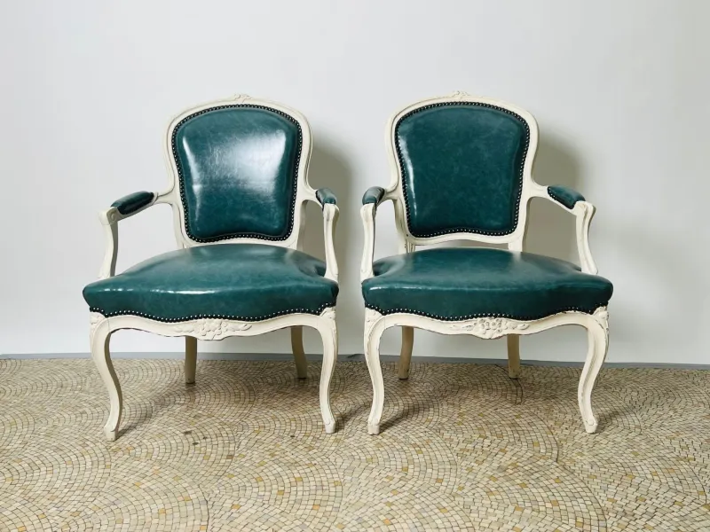 Fauteuil style Louis XV en bois laqué blanc, simili cuir bleu-vert Fauteuil style Louis XV en bois laqué blanc, simili cuir bleu-vert