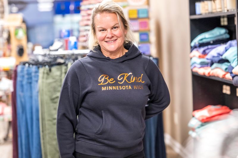 Viv Hoodie &quot;Be Kind MN Nice&quot;: