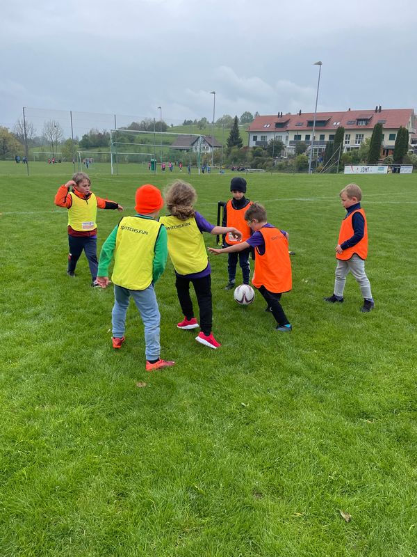 KIDS SPIELSET22 PLAN - Das Spielkonzept für bis zu 22 Kinder im Alter von 4-8 Jahren in den Wechselfarben Orange-Yellow