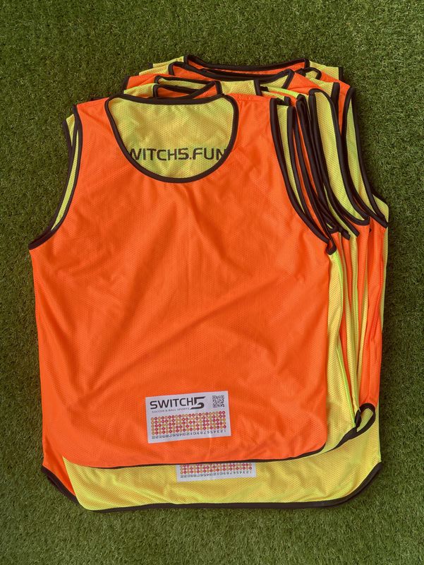 SWITCH5 SPIELSET22 - Wendeleibchen für bis zu 22 Spieler in den Farben Orange-Yellow