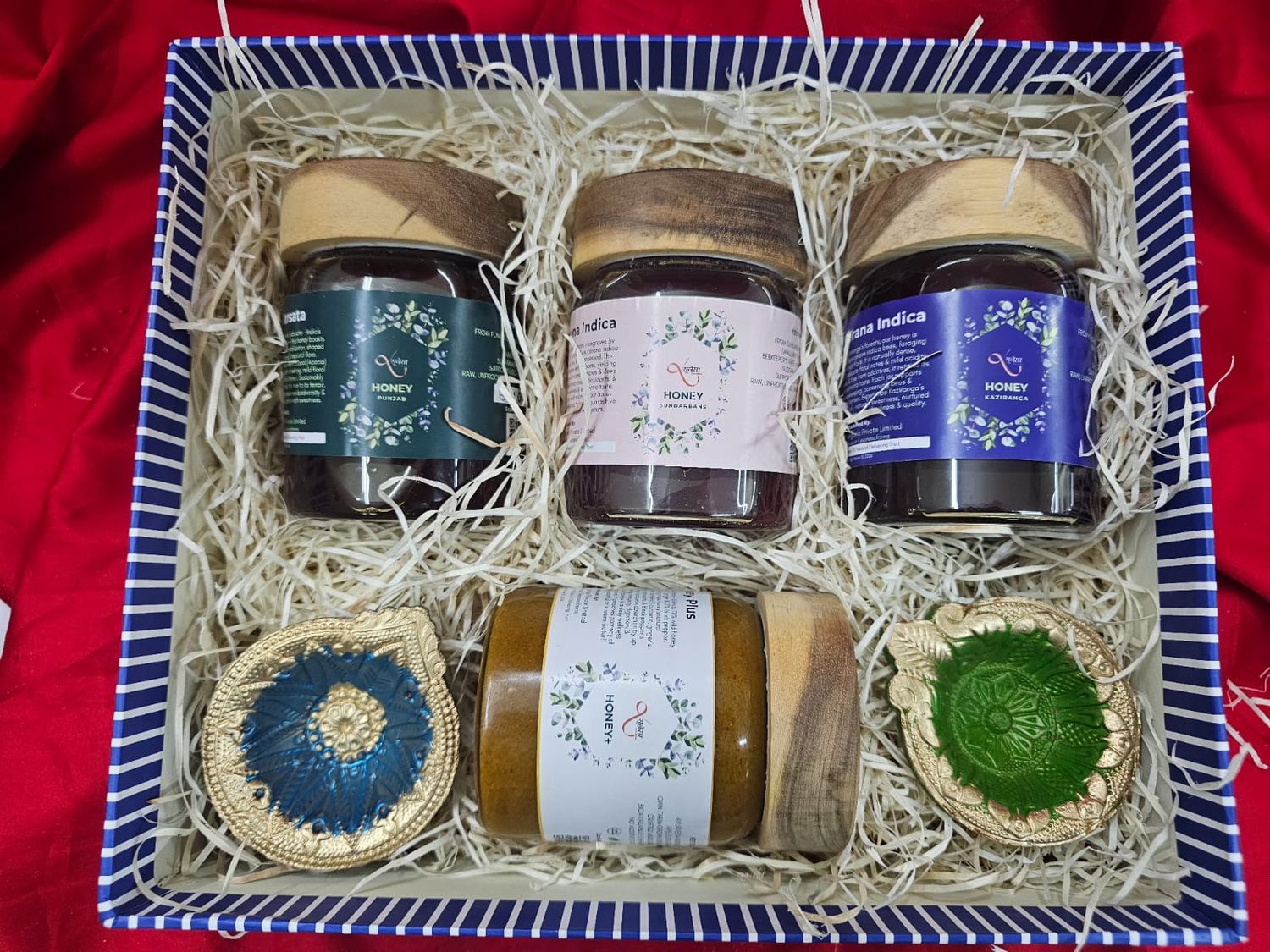 स्वर्णिम मधु कुंभ Swarnim Madhukuṃbha - Golden Treasures of Hive